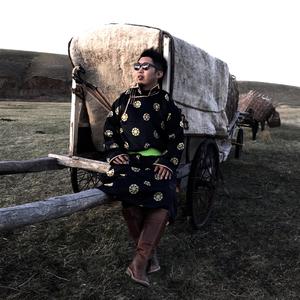 男生蹭一蹭女生突然一跳一跳高清视频
